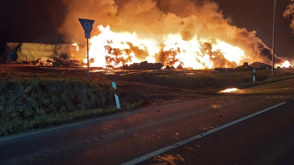 FW Gangelt: brennende Strohmiete in der Silvesternacht - Foto: presseportal.de