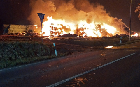 FW Gangelt: brennende Strohmiete in der Silvesternacht - Foto: presseportal.de