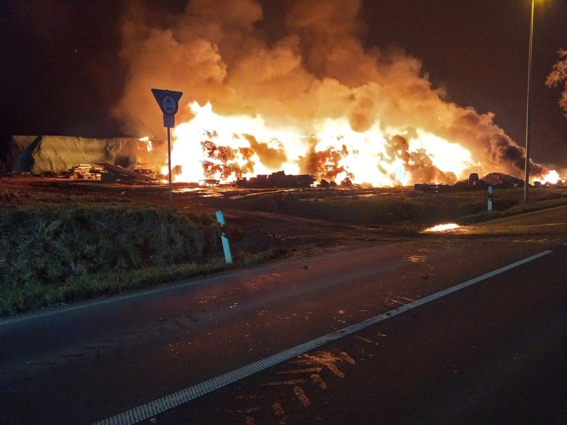 FW Gangelt: brennende Strohmiete in der Silvesternacht - Foto: presseportal.de