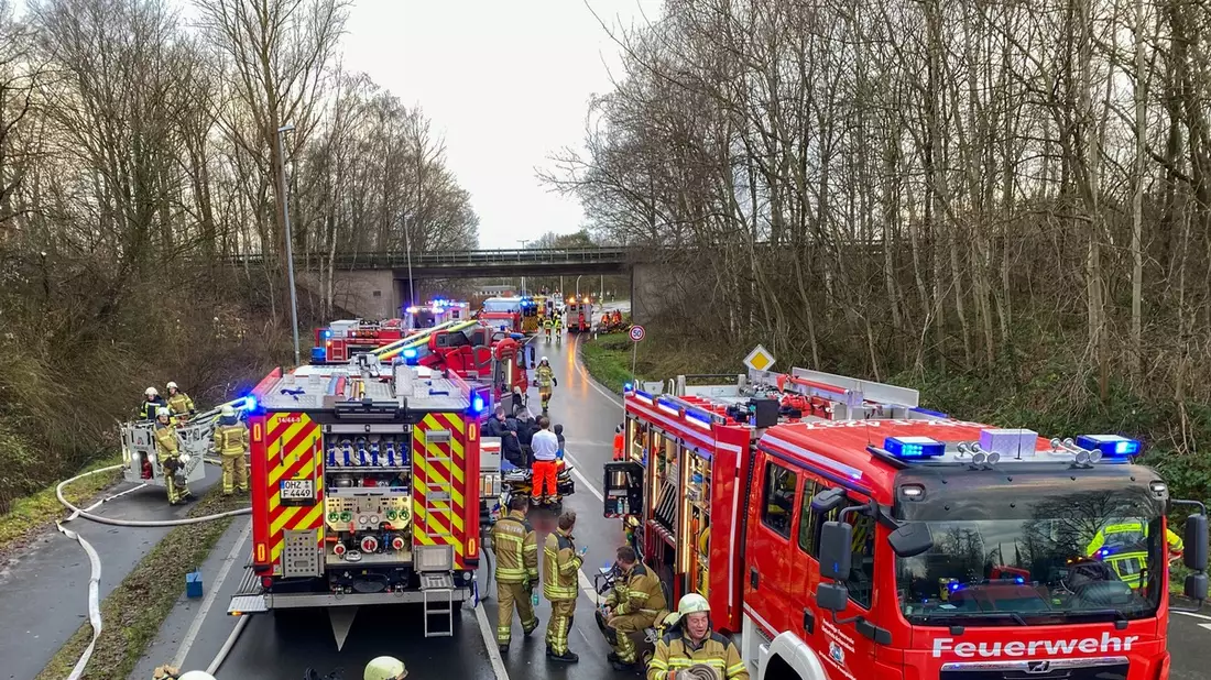 FW Osterholz-Scharm.: Kellerbrand - Feuerwehr rettet 14 Personen - Bild: presseportal.de