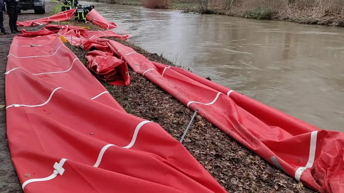 POL-HI: Mobile Wassersperren in die Innerste/Hildesheim gestürzt - Instandsetzung durch viele Feuerwehrkräfte dauert bis in den Abend an - Bild: presseportal.de