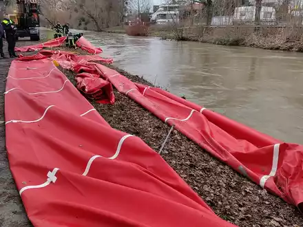 POL-HI: Mobile Wassersperren in die Innerste/Hildesheim gestürzt - Instandsetzung durch viele Feuerwehrkräfte dauert bis in den Abend an - Foto: presseportal.de