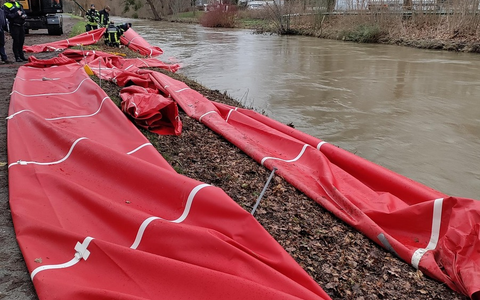 POL-HI: Mobile Wassersperren in die Innerste/Hildesheim gestürzt - Instandsetzung durch viele Feuerwehrkräfte dauert bis in den Abend an - Foto: presseportal.de