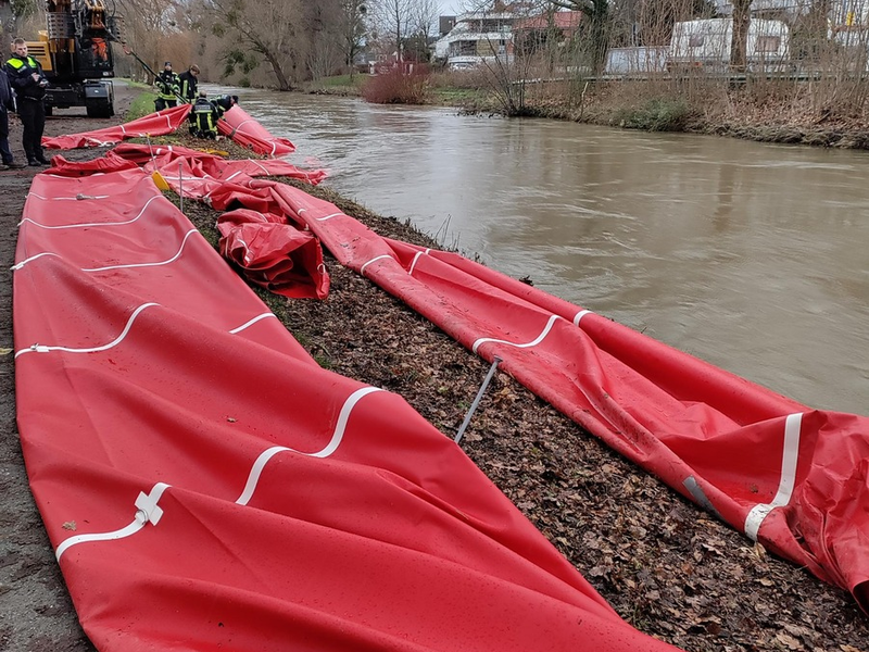 POL-HI: Mobile Wassersperren in die Innerste/Hildesheim gestürzt - Instandsetzung durch viele Feuerwehrkräfte dauert bis in den Abend an - Foto: presseportal.de