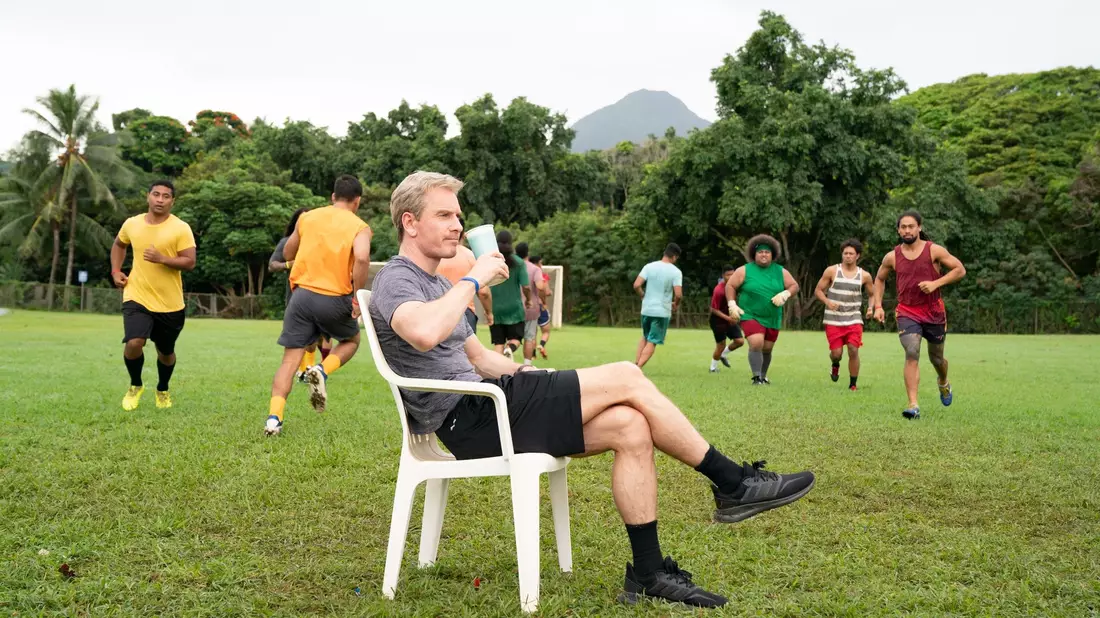 Thomas Rongen (Michael Fassbender) trainiert das Nationalteam der kleinen Insel Amerikanisch-Samoa. - Bild: Hilary Bronwyn Gayle/Disney/dpa