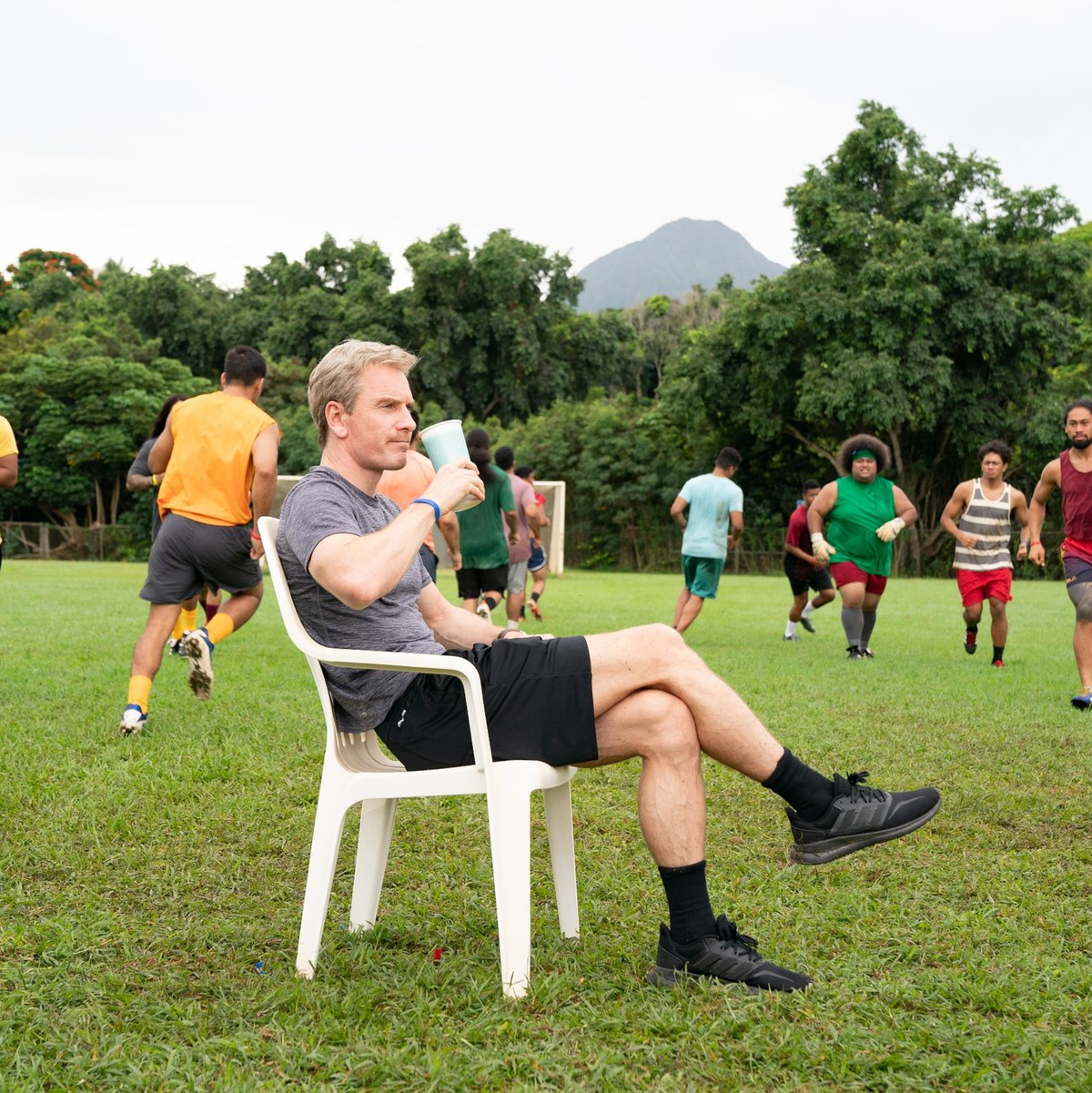 Thomas Rongen (Michael Fassbender) trainiert das Nationalteam der kleinen Insel Amerikanisch-Samoa. - Foto: Hilary Bronwyn Gayle/Disney/dpa