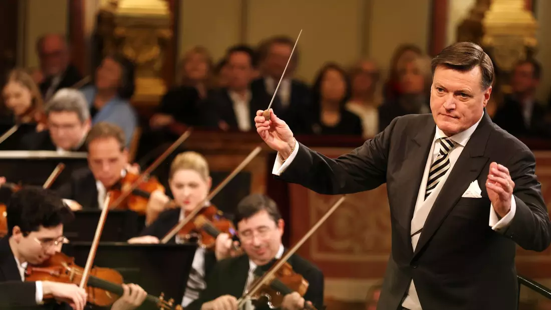Christian Thielemann bei einer Voraufführung des Neujahrskonzerts 2024 der Wiener Philharmoniker. - Bild: Dieter Nagl/WIENER PHILHARMONIKER/dpa