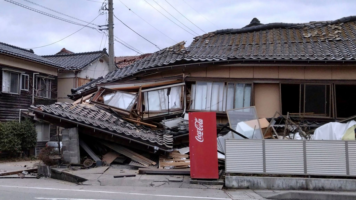 Umgekippte Fischerboote liegen in einem Hafen in der Präfektur Ishikawa. - Foto: Uncredited/Kyodo News/AP/dpa