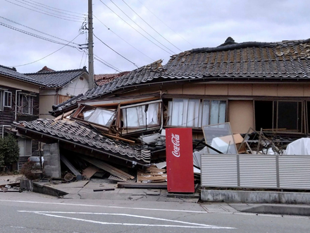 Ein durch ein Erdbeben am 1. Januar eingestürztes Haus in Suzu, Präfektur Ishikawa. - Foto: Uncredited/Kyodo News/AP/dpa
