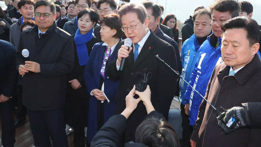 Südkoreas Oppositionschef Lee Jae Myung (M) spricht auf der Baustelle eines neuen Flughafens. - Bild: Sohn Hyung-joo/YONHAP/AP/dpa