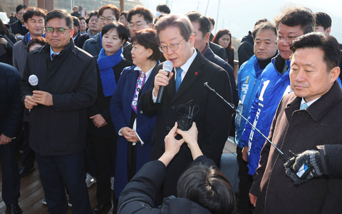 Südkoreas Oppositionschef Lee Jae Myung (M) spricht auf der Baustelle eines neuen Flughafens. - Foto: Sohn Hyung-joo/YONHAP/AP/dpa
