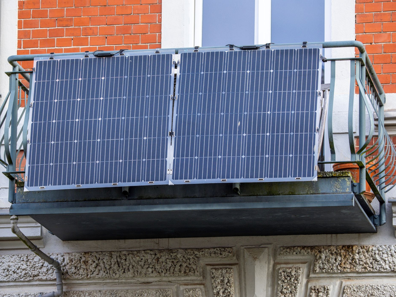 Balkonkraftwerke werden immer beliebter. - Foto: Jens Büttner/dpa