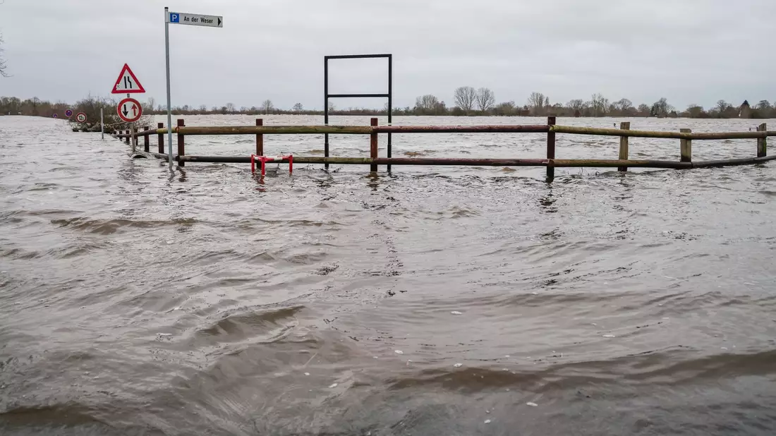 Die Hochwasser-Lage bleibt vorerst angespannt. - Bild: dpa