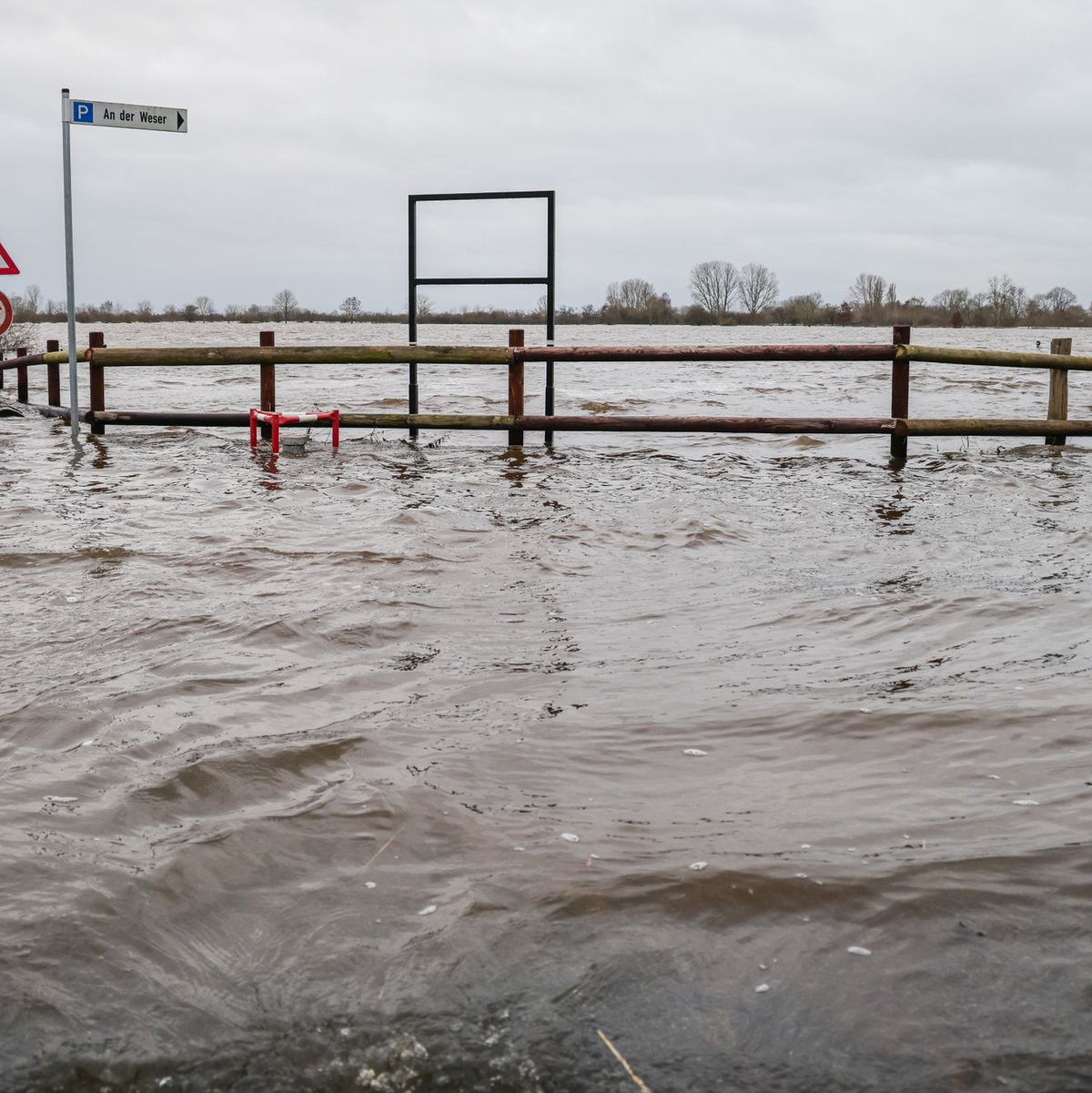 Die Hochwasser-Lage bleibt vorerst angespannt. - Foto: dpa