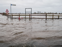Die Hochwasser-Lage bleibt vorerst angespannt. - Foto: dpa