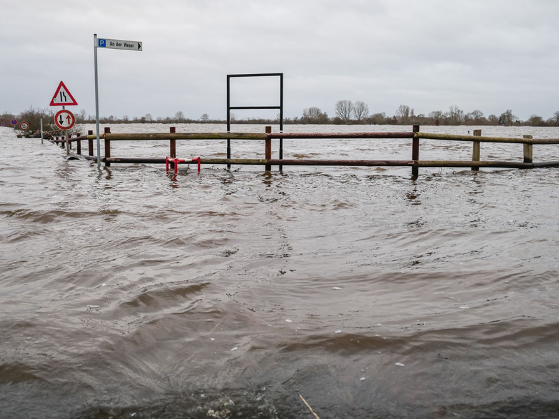 Die Hochwasser-Lage bleibt vorerst angespannt. - Foto: dpa