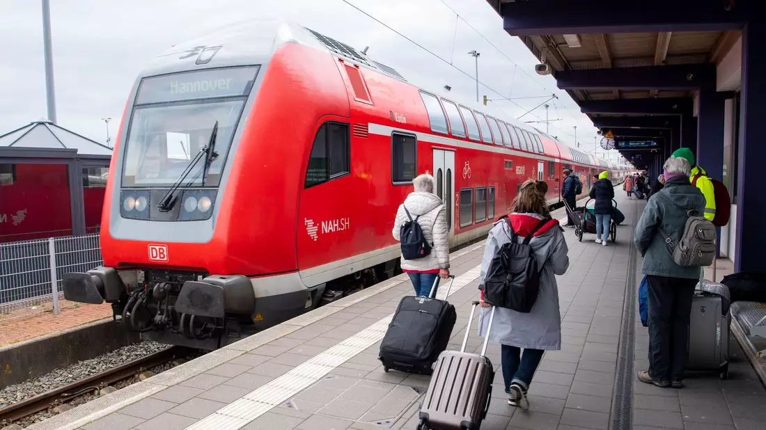 Das Deutschlandticket kann seit 1. Mai 2023 in allen Bussen und Bahnen des Nahverkehrs genutzt werden. - Bild: Philip Dulian/dpa