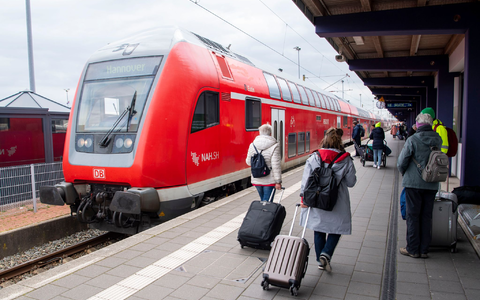Das Deutschlandticket kann seit 1. Mai 2023 in allen Bussen und Bahnen des Nahverkehrs genutzt werden. - Foto: Philip Dulian/dpa Das Deutschlandticket kann seit 1. Mai 2023 in allen Bussen und Bahnen des Nahverkehrs genutzt werden. - Foto: Philip Dulian/dpa