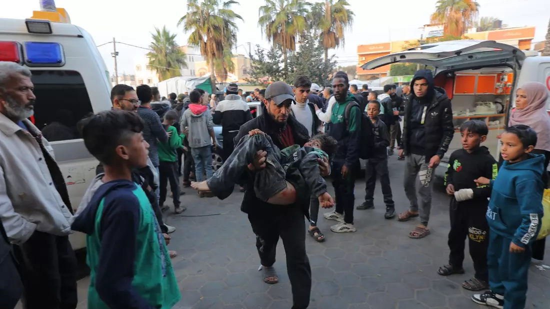 Ein verletztes palästinensische Kind wird in das Al-Aqsa-Krankenhaus gebracht. - Bild: Ali Hamad/APA Images via ZUMA Press Wire/dpa