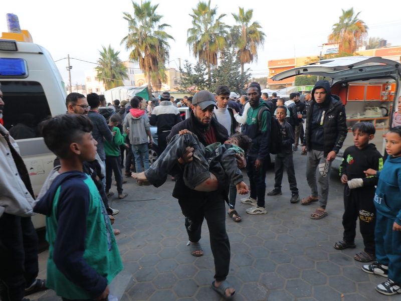 Ein verletztes palästinensische Kind wird in das Al-Aqsa-Krankenhaus gebracht. - Foto: Ali Hamad/APA Images via ZUMA Press Wire/dpa