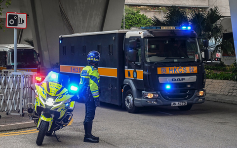 Verleger Jimmy Lai muss sich seit dem 18. Dezember vor dem Gericht im Hongkonger Stadtteil West Kowloon verantworten. - Foto: Billy H.C. Kwok/AP