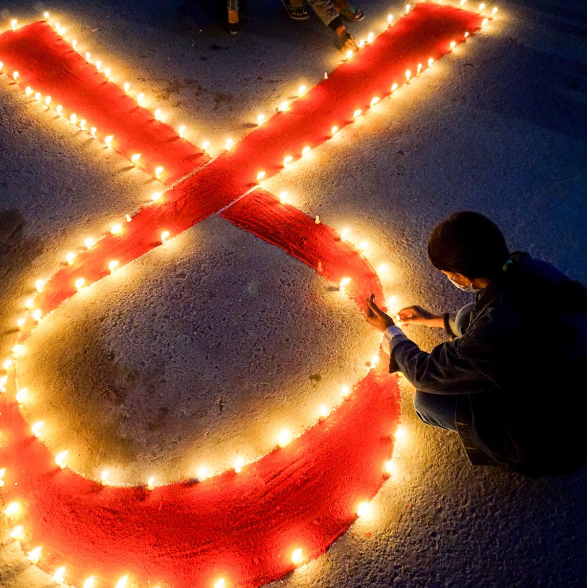 Die rote Schleife ist ein Symbol der Solidarität mit HIV-Infizierten. (Archivbild) - Foto: Sunil Pradhan/SOPA Images via ZUMA Wire/dpa