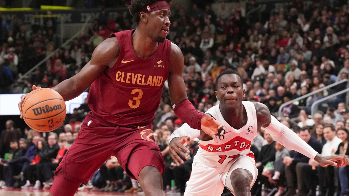 Dennis Schröder (r) von den Toronto Raptors im Duell mit Clevelands Caris LeVert. - Foto: Chris Young/The Canadian Press/AP/dpa