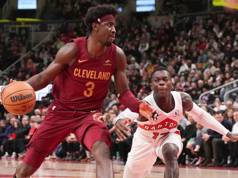 Dennis Schröder (r) von den Toronto Raptors im Duell mit Clevelands Caris LeVert. - Foto: Chris Young/The Canadian Press/AP/dpa
