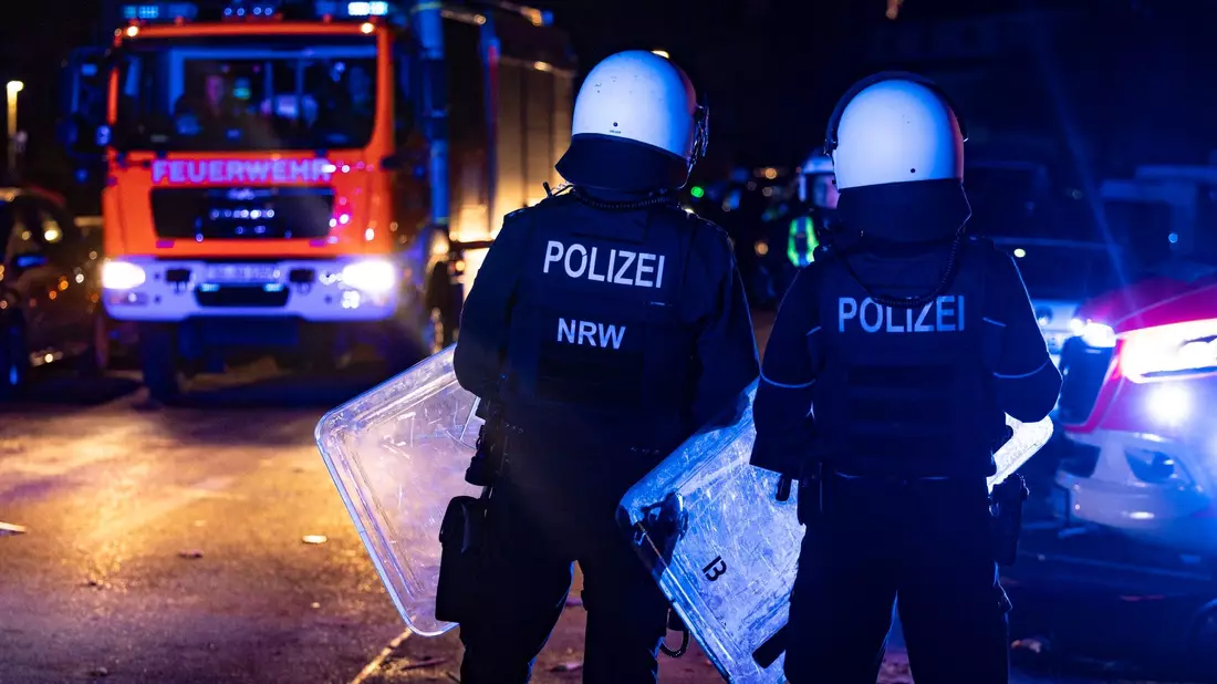 «Warum muss man in dieser Gesellschaft Polizisten an die Seite von Ersthelfern stellen, damit Leben gerettet werden können?», fragt GdP-Chef Jochen Kopelke. - Bild: Christoph Reichwein/dpa