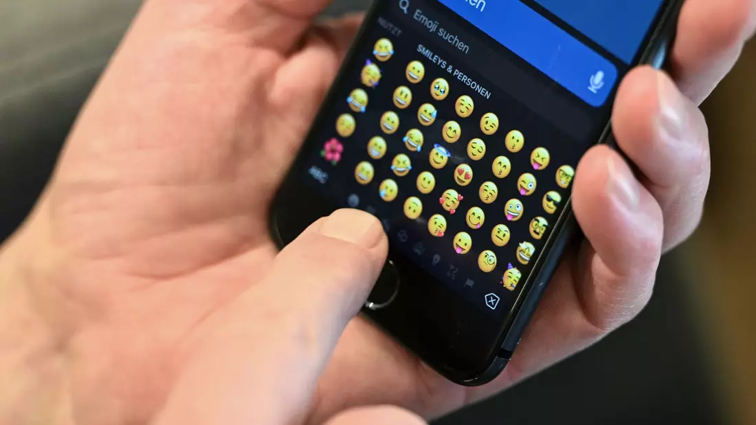Boomer sind leicht zu erkennen: Sie tippen mit einem Finger auf dem Handy. - Bild: Jens Kalaene/dpa