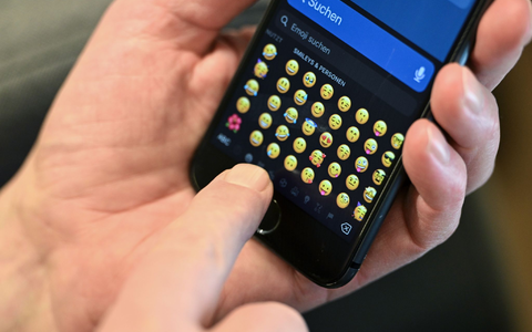 Viele Menschen zwischen 55 und 75 Jahre nutzen Smartphones. - Foto: Jens Kalaene/dpa