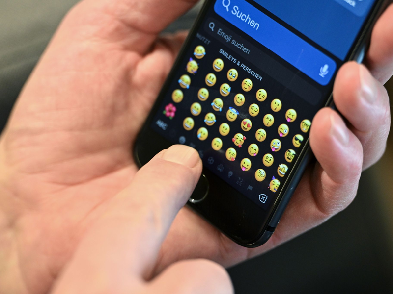 Boomer sind leicht zu erkennen: Sie tippen mit einem Finger auf dem Handy. - Foto: Jens Kalaene/dpa