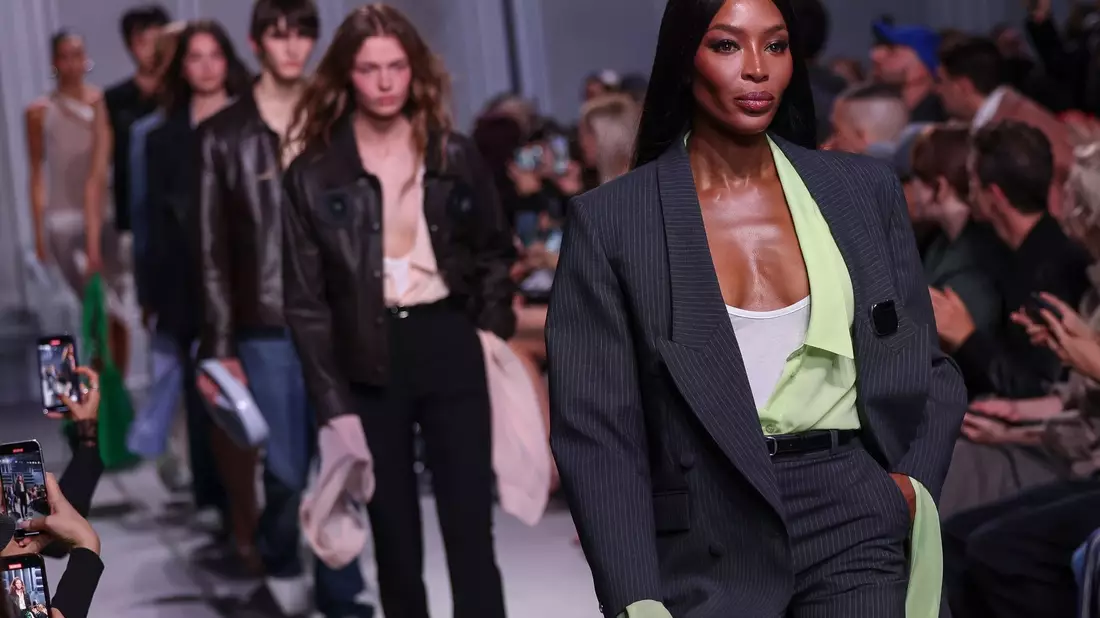 Mehr Freizügigkeit in der Mode: Model Naomi Campbell macht's vor. - Bild: Vianney Le Caer/Invision via AP/dpa