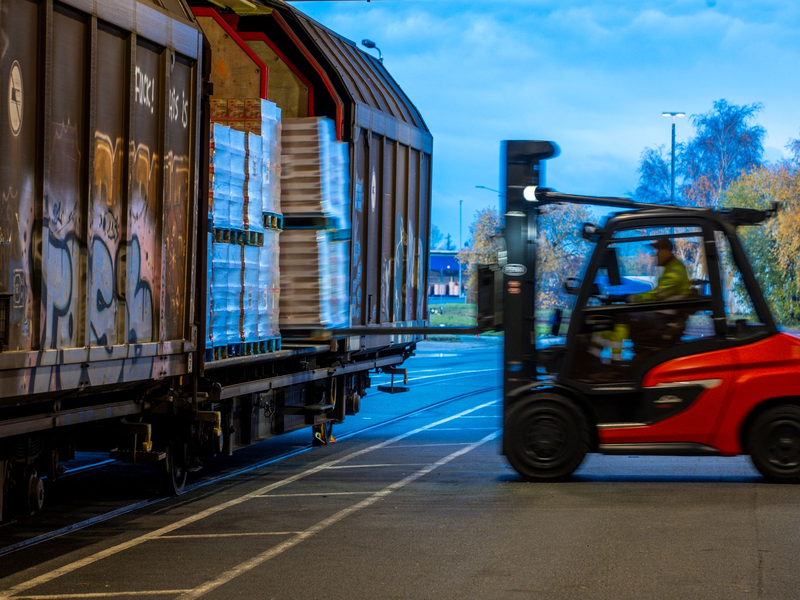 Mehr Menschen in Deutschland arbeiten - und zwar so viele wie seit der Wiedervereinigung nicht. - Foto: Jens Büttner/dpa