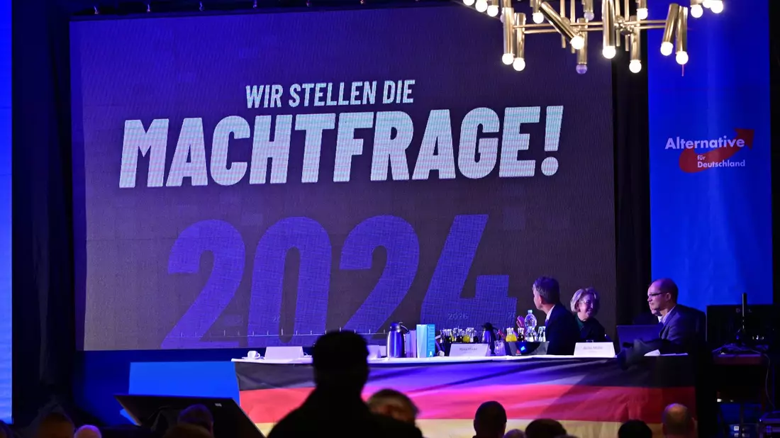 „Wir stellen die Machtfrage! 2024“ hieß es im November beim Landesparteitag der AfD. - Bild: Martin Schutt/dpa