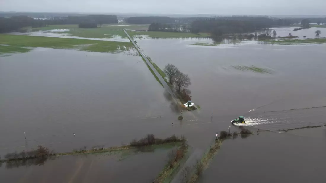 Blick auf das Hochwassergebiet bei Lathen in Niedersachsen. - Bild: Lars Penning/dpa