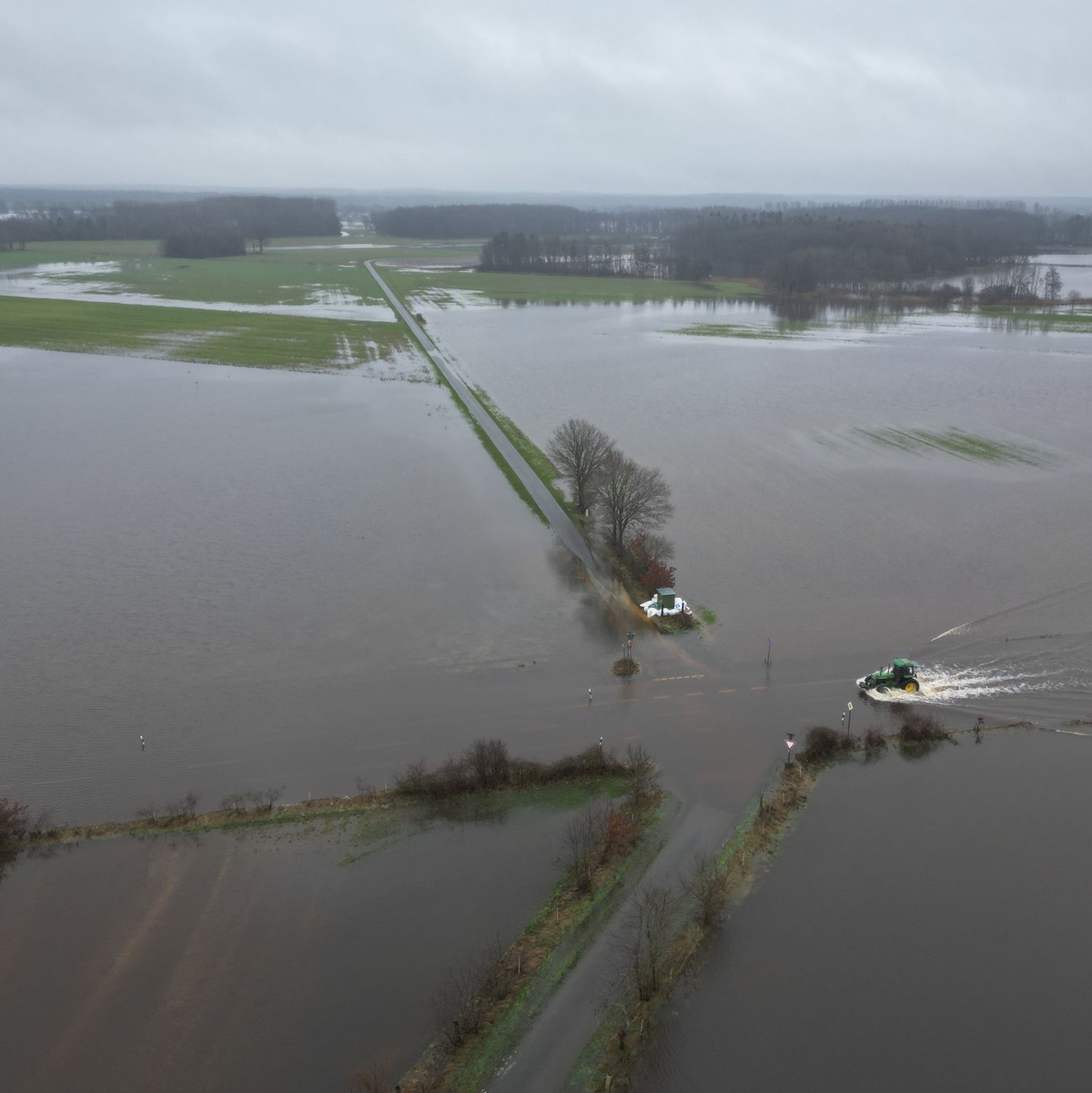 Blick auf das Hochwassergebiet bei Lathen in Niedersachsen. - Foto: Lars Penning/dpa