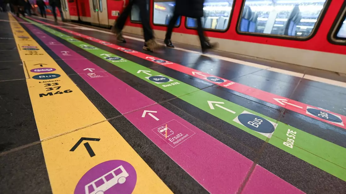 Die Riedbahn zwischen Frankfurt und Mannheim ist bis zum 22. Januar 2024 gesperrt. Reisende müssen auf Busse ausweichen. - Bild: Arne Dedert/dpa