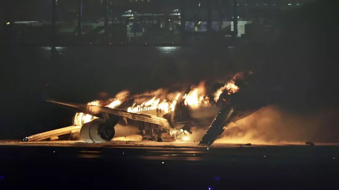 Ein Passagierflugzeug geriet nach der Landung auf dem Tokioter Flughafen Haneda bei der Kollision in Brand. - Bild: Uncredited/Kyodo News/AP/dpa
