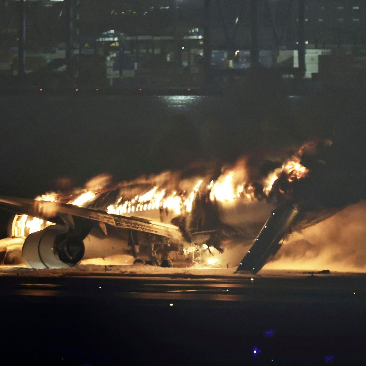 Ein Passagierflugzeug geriet nach der Landung auf dem Tokioter Flughafen Haneda bei der Kollision in Brand. - Foto: Uncredited/Kyodo News/AP/dpa