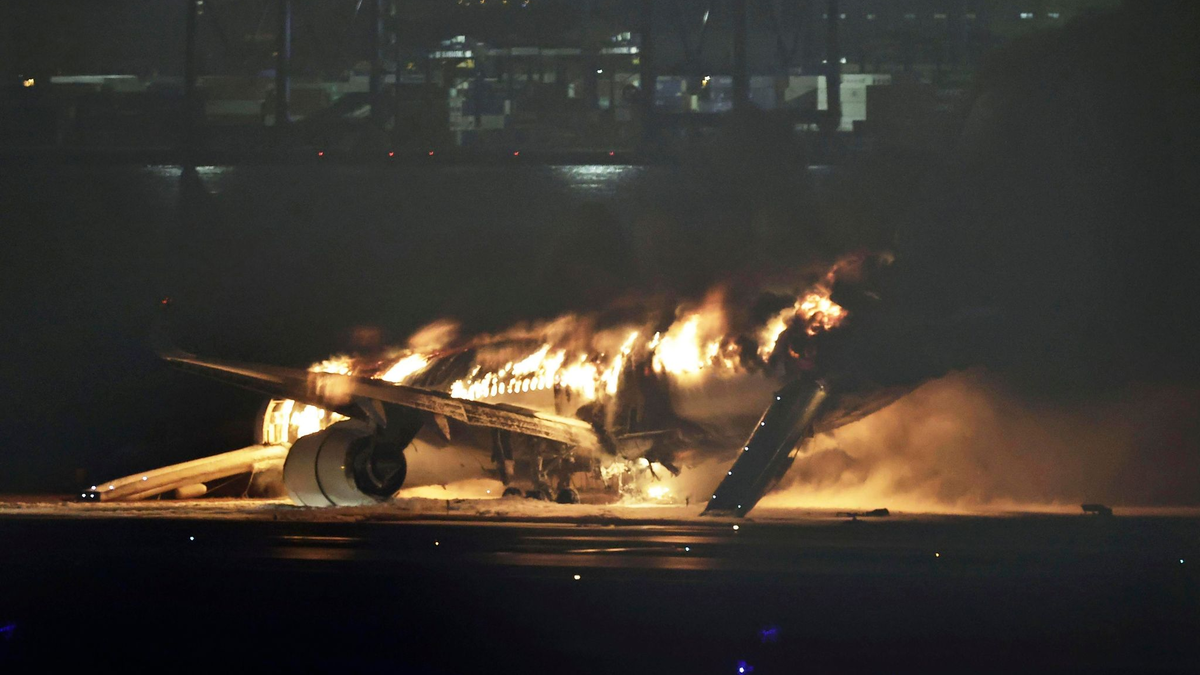 Ein Flugzeug der Japan Airlines brennt auf der Landebahn des Tokioter Flughafens Haneda. - Foto: Uncredited/Kyodo News/AP/dpa