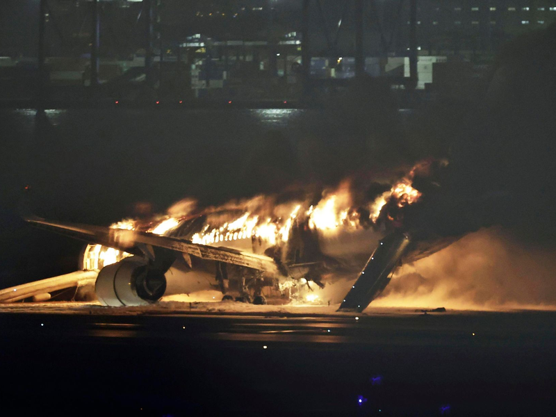 Ein Flugzeug der Japan Airlines brennt auf der Landebahn des Tokioter Flughafens Haneda. - Foto: Uncredited/Kyodo News/AP/dpa