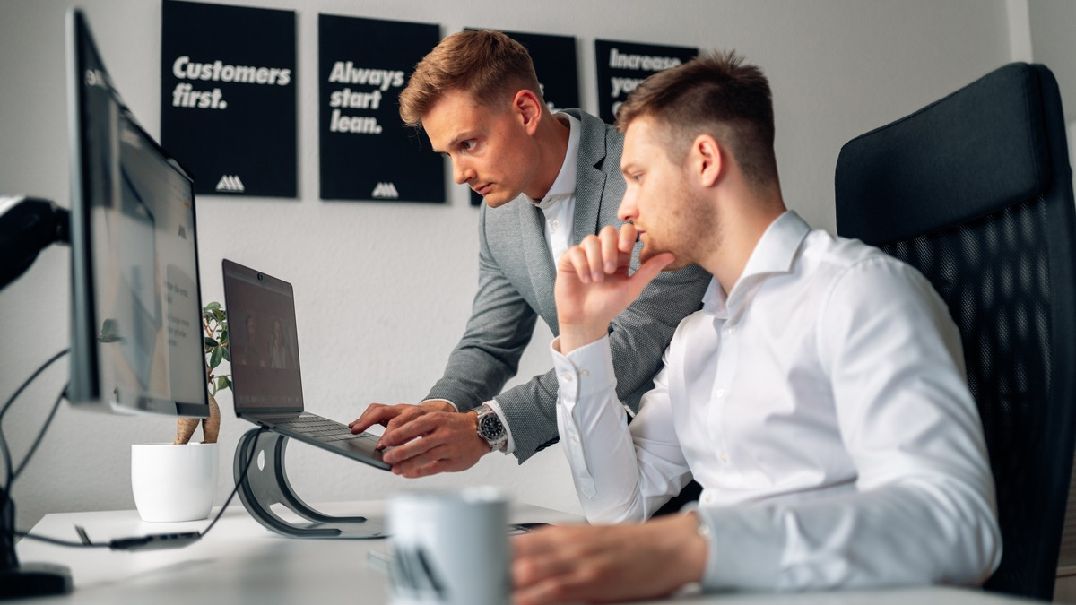 Kundengewinnung für Fachbetriebe: Marvin Flenche und Alexander Thieme verraten, wie Handwerker ihre Leistungen effizienter anbieten und welche Unterstützung sie dafür vom Hersteller brauchen - Foto: presseportal.de