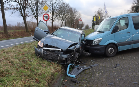 POL-HF: Müdigkeit als Unfallursache- Mehrere Fahrzeuge beschädigt - Foto: presseportal.de