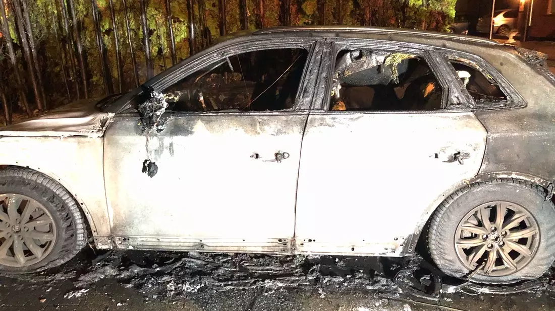 POL-NE: Auto und Hecke geraten in Brand - Hausbesitzer wird durch Rauchgase verletzt - Bild: presseportal.de