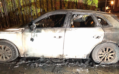 POL-NE: Auto und Hecke geraten in Brand - Hausbesitzer wird durch Rauchgase verletzt - Foto: presseportal.de