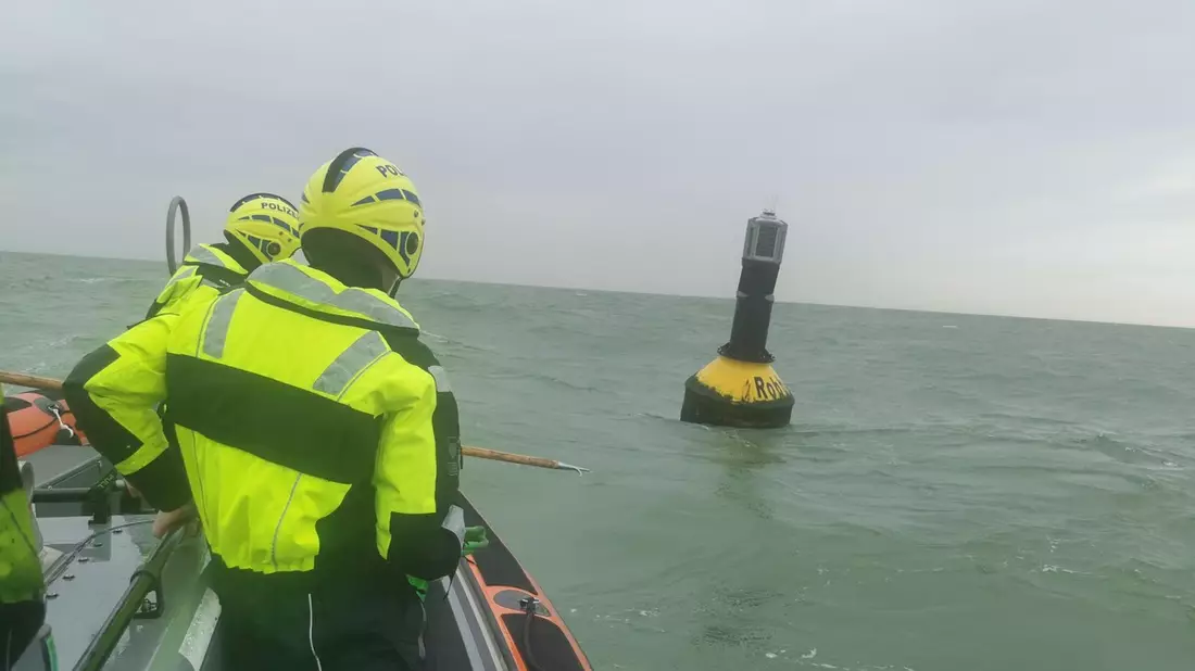 BPOL-CUX: Bundespolizei See sichert Schifffahrtshindernis vor Helgoland - Bild: presseportal.de