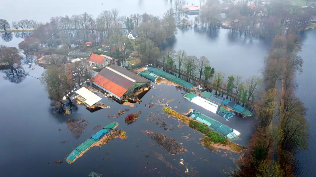 Ein Bauernhof im Bremer Stadtteil Timmersloh steht unter Wasser. - Bild: Sina Schuldt/dpa