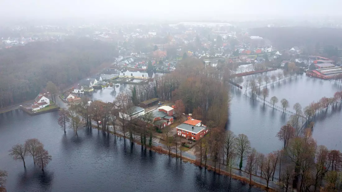 Auf den Feldern in Lilienthal bei Bremen steht das Wasser. - Bild: Sina Schuldt/dpa