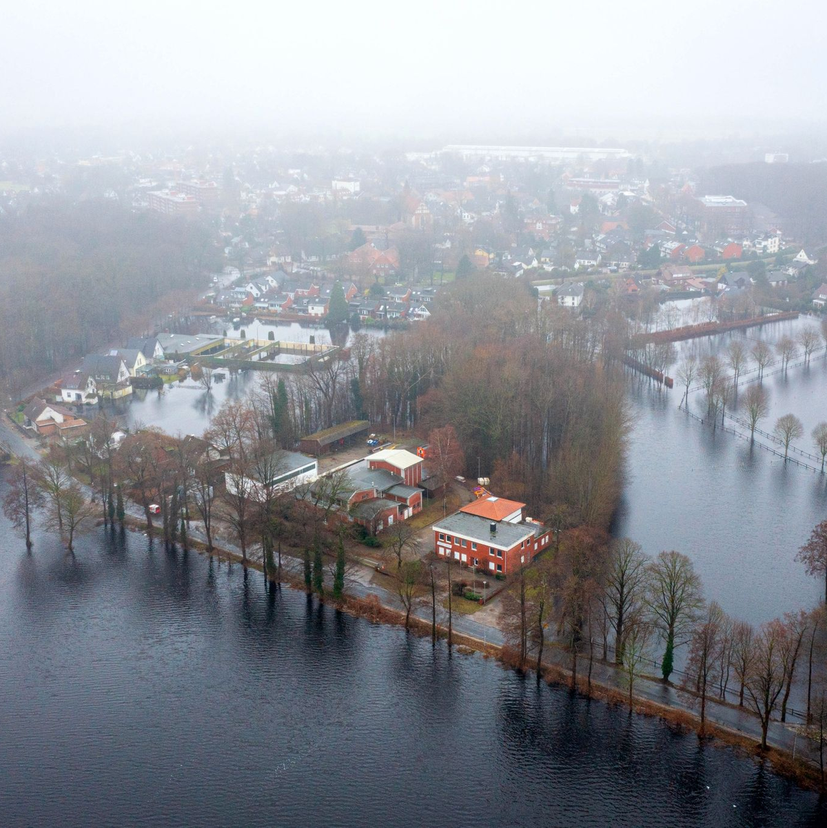 Auf den Feldern in Lilienthal bei Bremen steht das Wasser. - Foto: Sina Schuldt/dpa